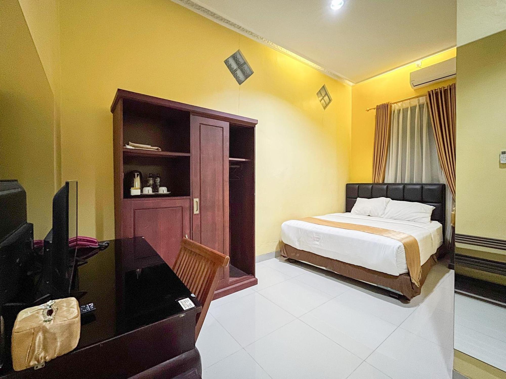 Kartika Hotel Syariah Pacitan Mitra Reddoorz Exterior photo