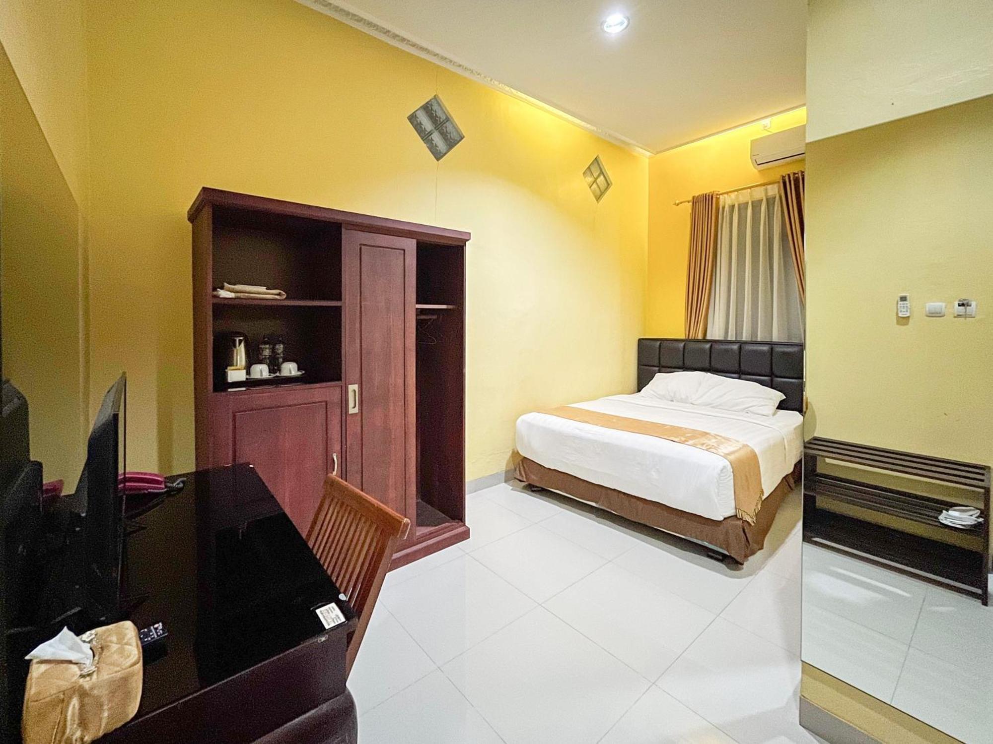 Kartika Hotel Syariah Pacitan Mitra Reddoorz Exterior photo