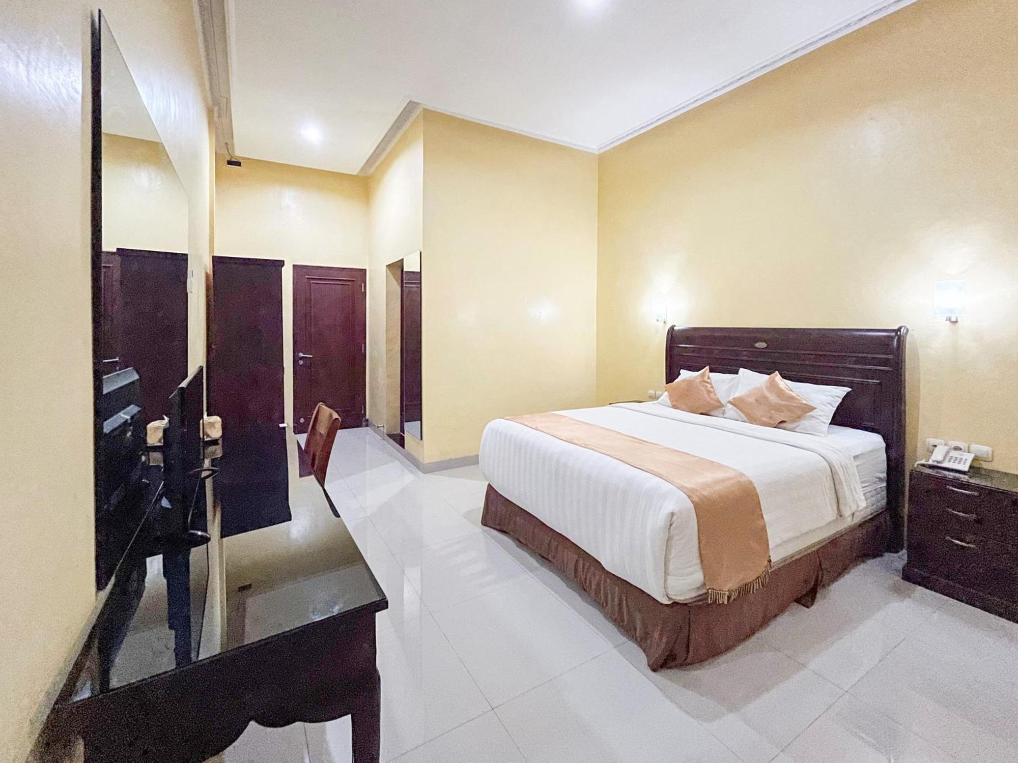 Kartika Hotel Syariah Pacitan Mitra Reddoorz Exterior photo