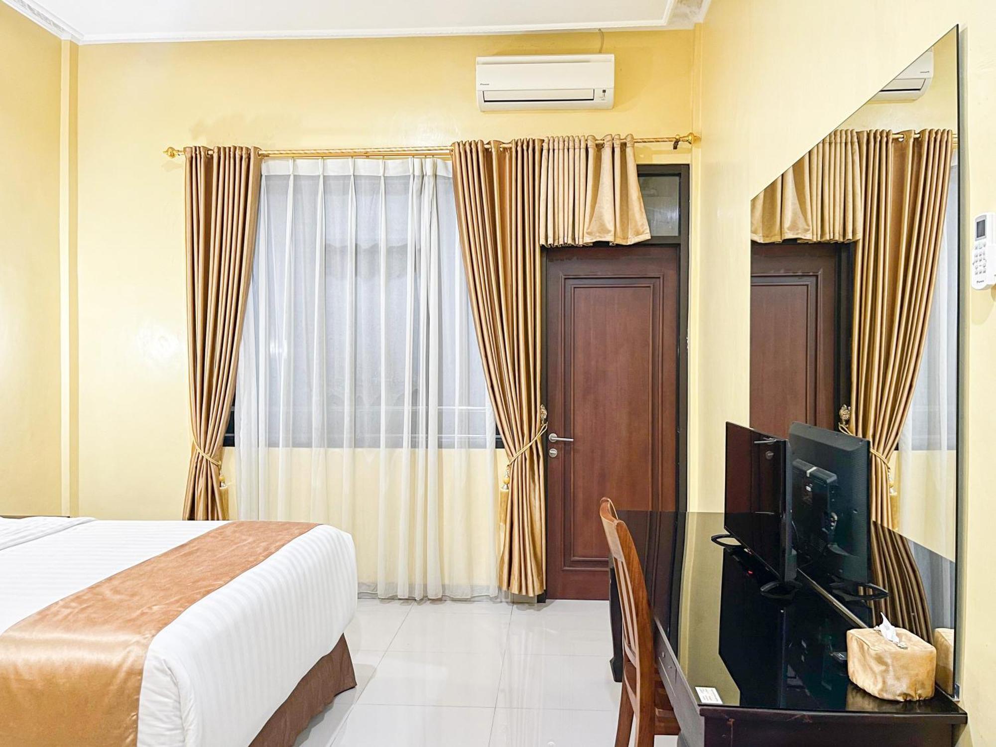 Kartika Hotel Syariah Pacitan Mitra Reddoorz Exterior photo