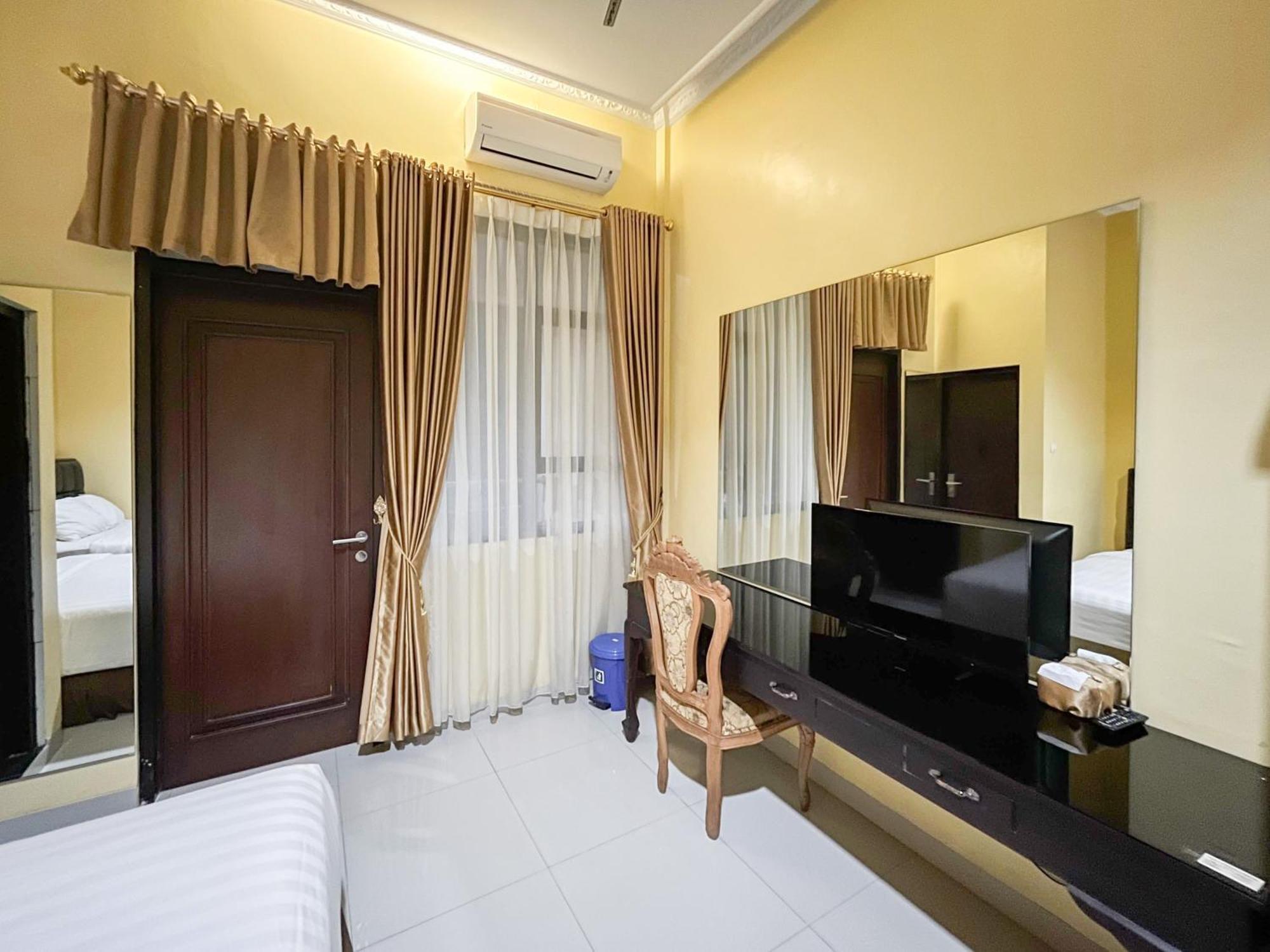Kartika Hotel Syariah Pacitan Mitra Reddoorz Exterior photo