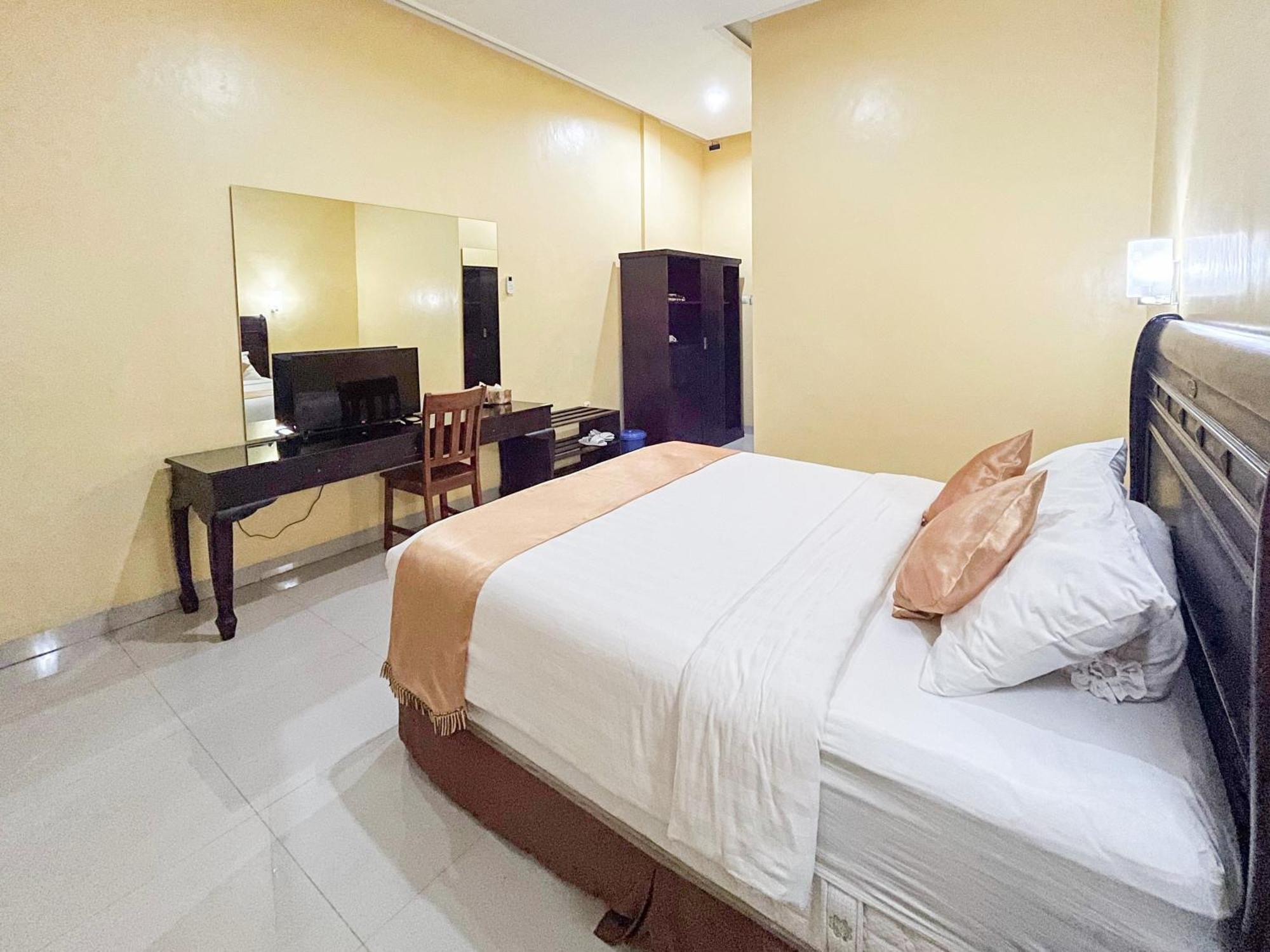 Kartika Hotel Syariah Pacitan Mitra Reddoorz Exterior photo