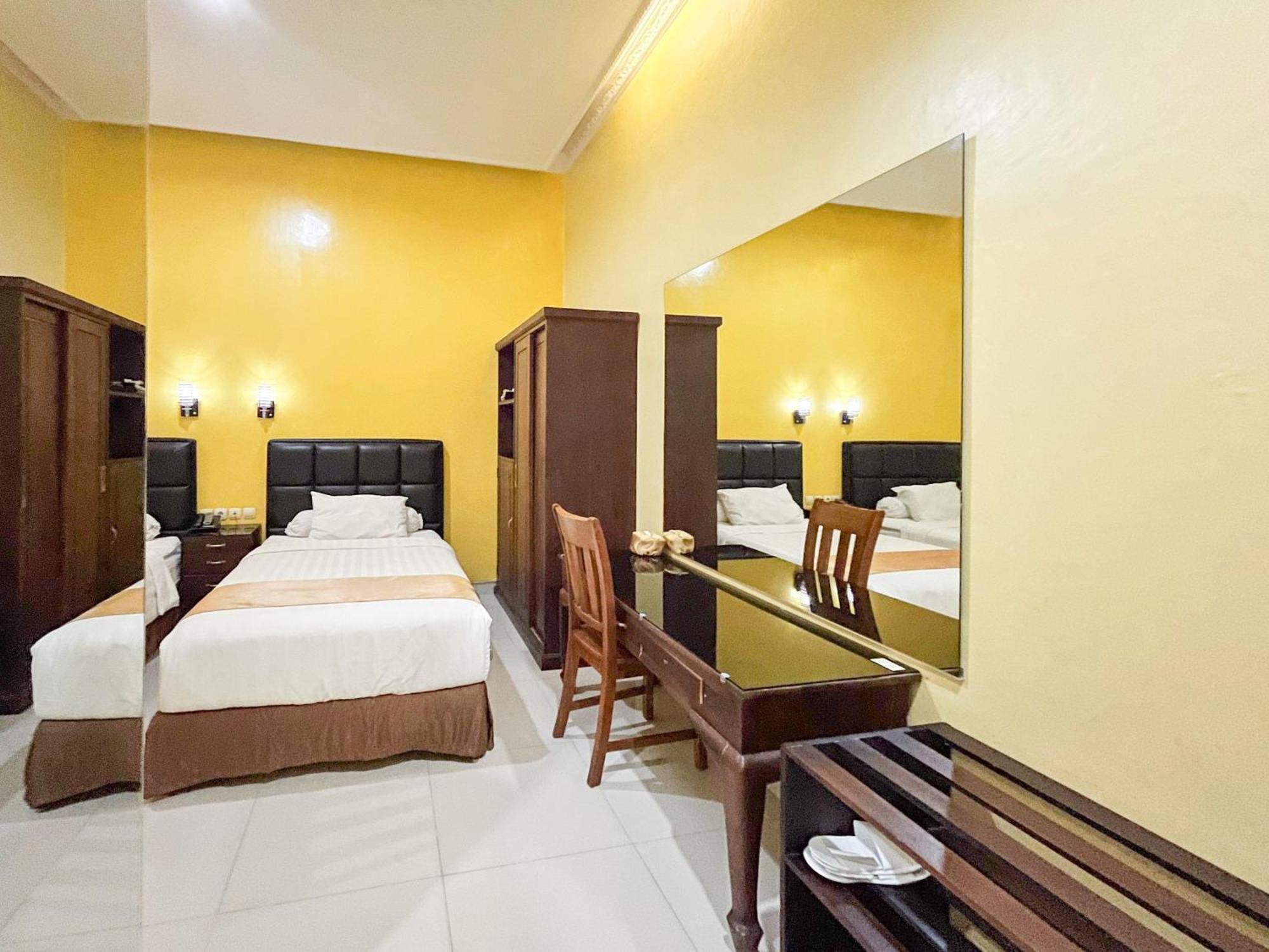 Kartika Hotel Syariah Pacitan Mitra Reddoorz Exterior photo
