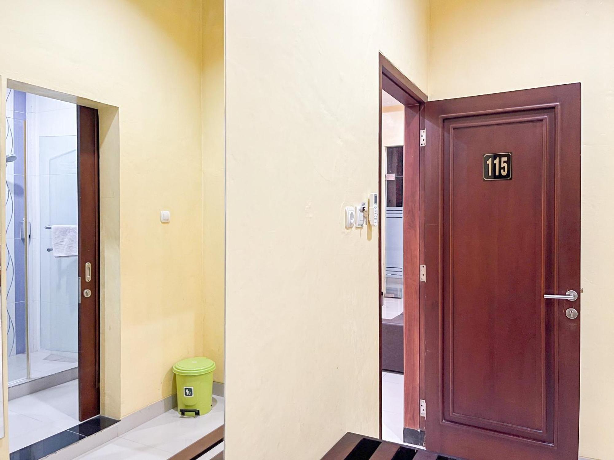 Kartika Hotel Syariah Pacitan Mitra Reddoorz Exterior photo