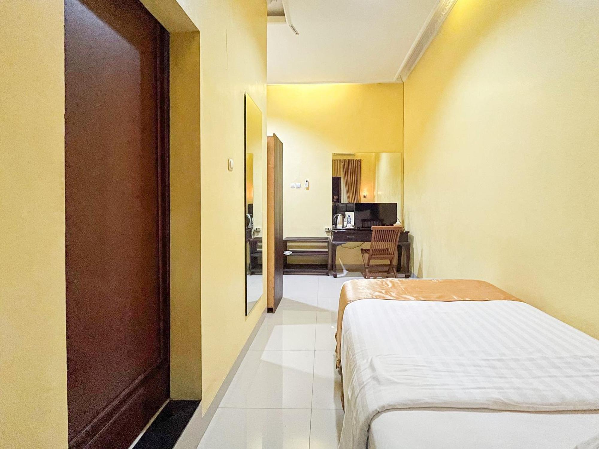Kartika Hotel Syariah Pacitan Mitra Reddoorz Exterior photo
