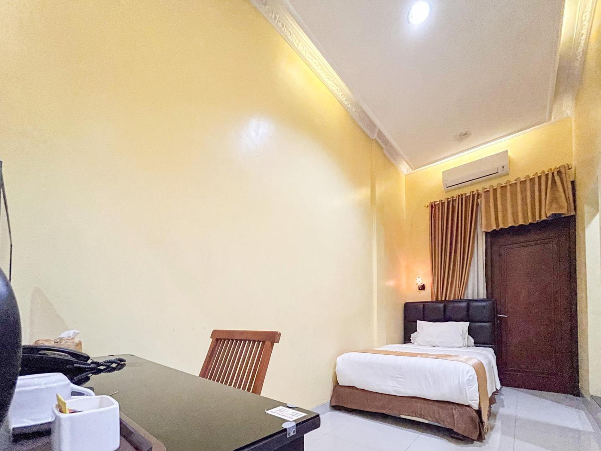 Kartika Hotel Syariah Pacitan Mitra Reddoorz Exterior photo