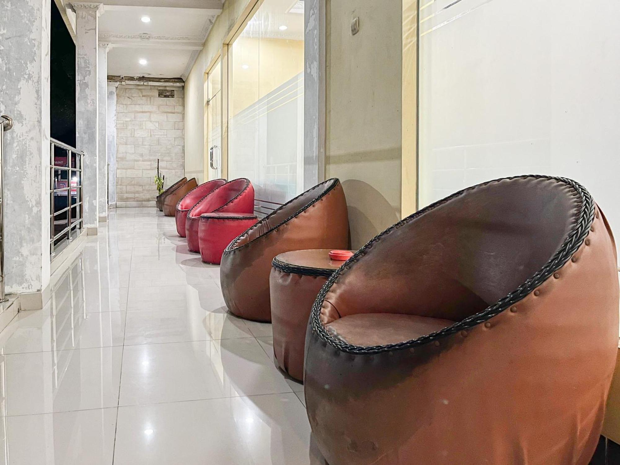 Kartika Hotel Syariah Pacitan Mitra Reddoorz Exterior photo